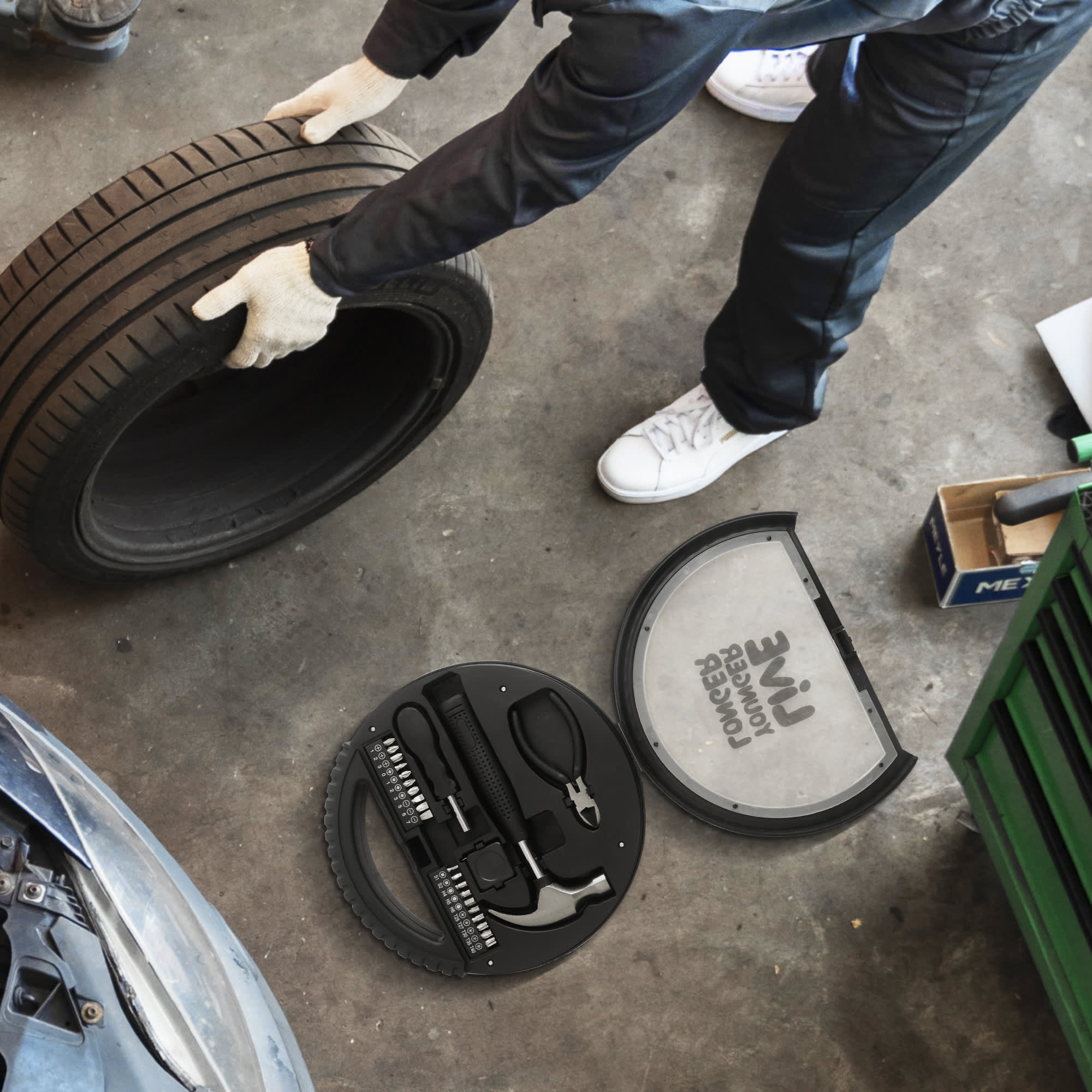Car wheel tool kit